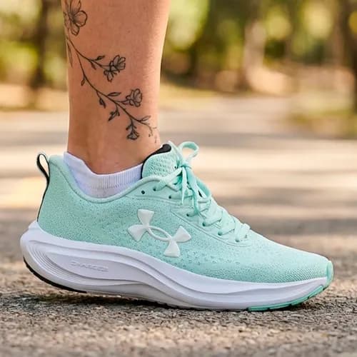 Tênis de Corrida Feminino Under Armour Charged Sunny por R$ 287 (com cupom MODANOML)