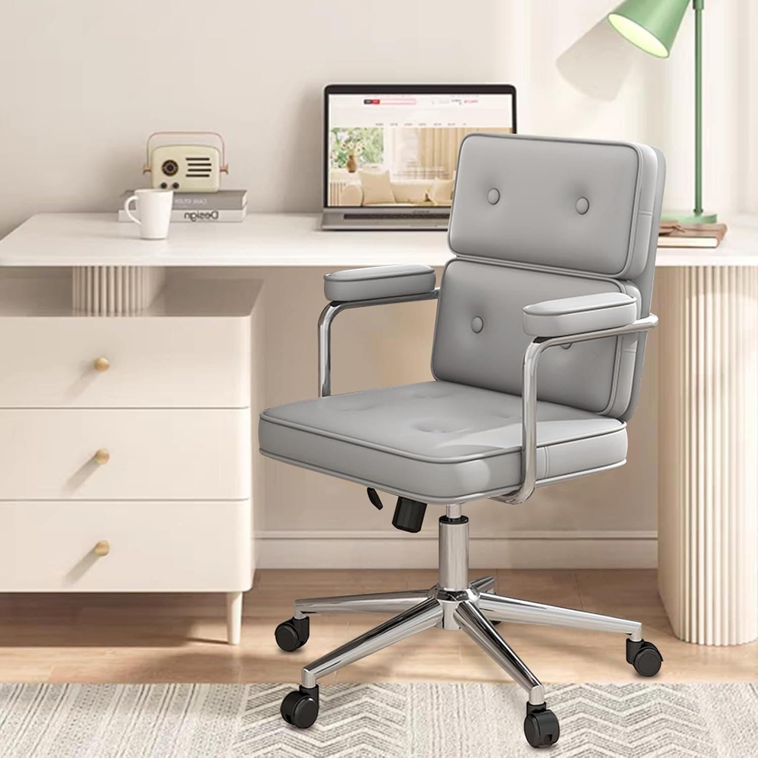Cadeira de Escritório Compacta Python Fly Couro Sintético Base Metálica Cinza por R$ 405 + Frete Grátis (Cupom TORCIDA)